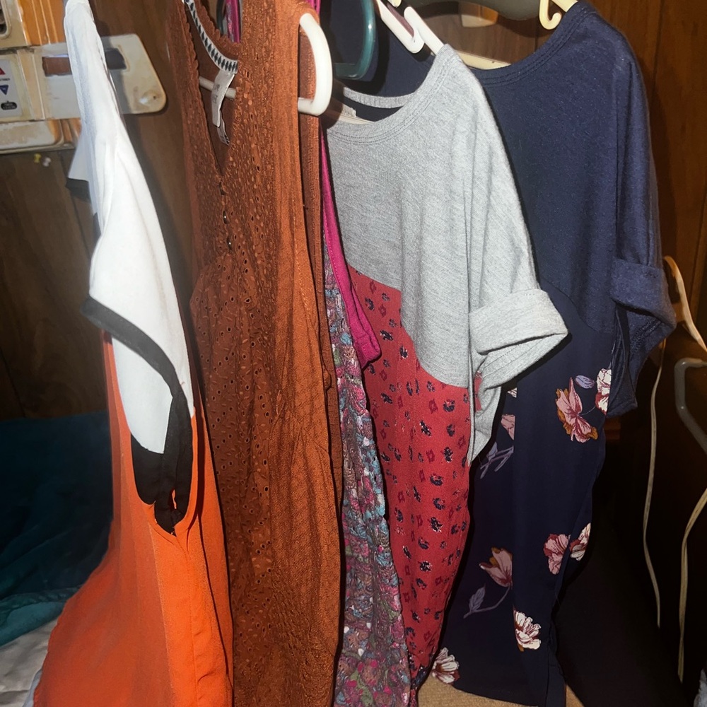 LOT OF 5 LADIES SUMMER TOPS SIZE M